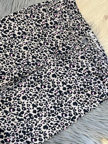 Dievčenské leopardie rifle (134), 134