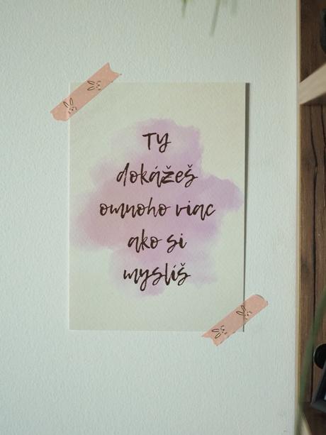 Print - ružovofialová akvarelová grafika s textom, 