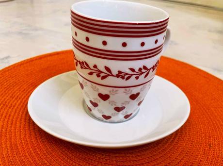 Hrnček s oválnou podšálkou,