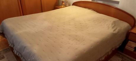 Manželská posteľ so stolikmi, 