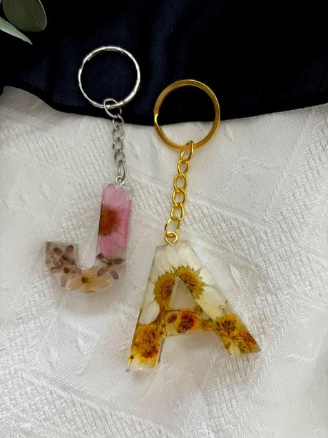 Ručne vyrobené živicové kľúčenky, 