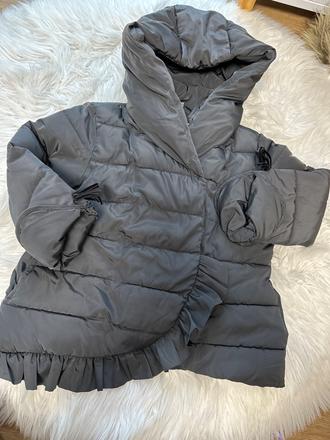 Prechodná  bunda s volanikmi, 110