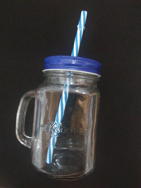 Sklenený pohár s viečkom a slamkou,