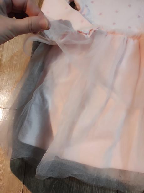 Ruzove saty s tylovou suknou, 98