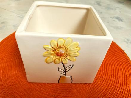 Zaujímavý štvorcový črepník,