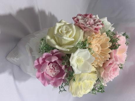 Mydlova kytica vo váze z mušle, 