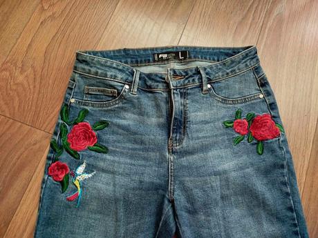 Rifle a tričko s vyšivanými kvetmi, l