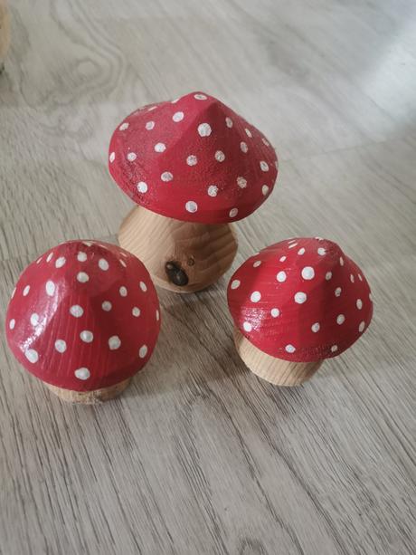 3x drevená muchotrávka,