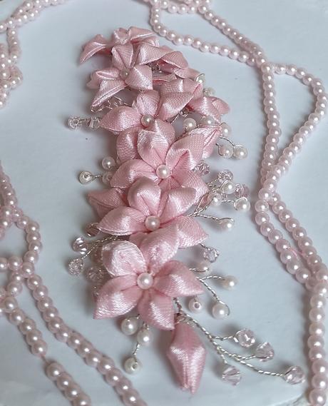 Ružové ľalie v korálkovom objatí, 