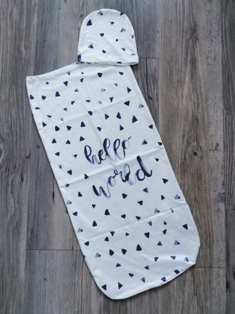 Spací vak s čiapkou s nápisom hello world,