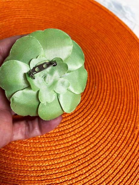 Saténová brošňa, 