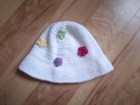 Háčkovaná čiapočka ( klobúčik) s kvetinkami 86/92, 86
