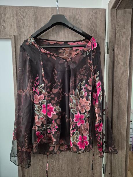Elegantná kvetinová blúzka, l