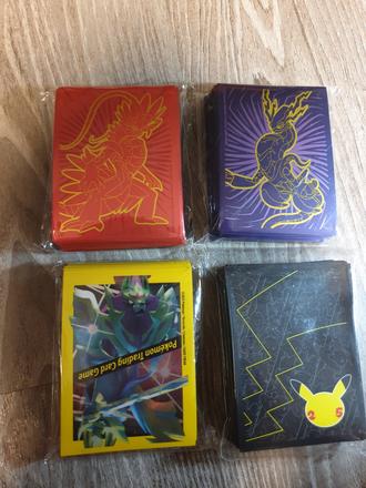 Obaly na 65 pokémon kariet,