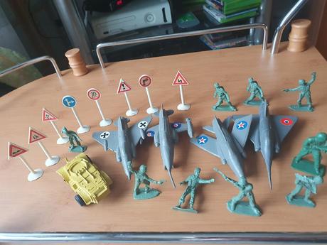 Predám vojakov a vojenskú techniku+doprav.značky, 