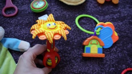 Mix roznych hraciek 2 -hrkalky fp a i.- aj po kuse,