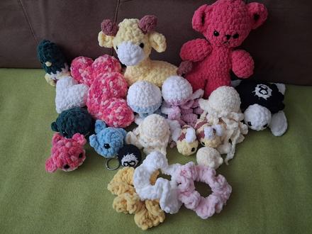 Háčkované hračky, prívesky, gumičky, 