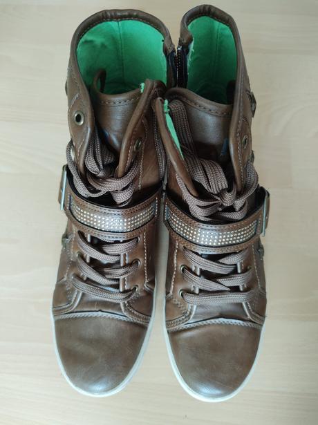 Tenisky s vysokým členkom, 41