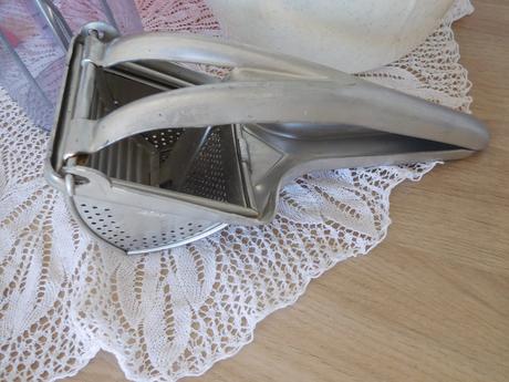 Ručný šľahač, plastové nadoby do kuchyne,, 