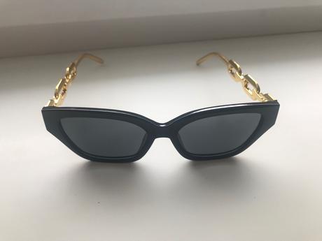 Slnečné okuliare na boku zlate,