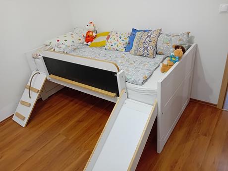 Predám detskú posteľ so šmýkľavkou, šírka (cm): 80,dĺžka (cm): 200