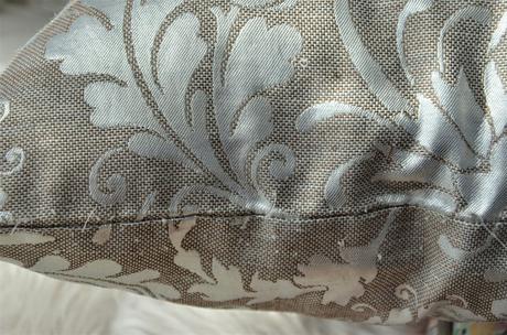 Strieborno sivá obliečka na vankúš,