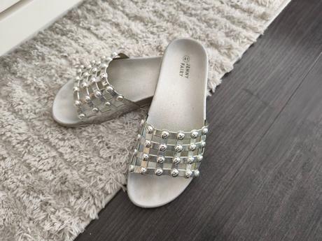 Strieborné šľapky., 40