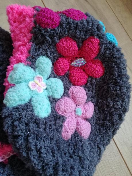 Trblietavý ,huňatý  svetrik, 104