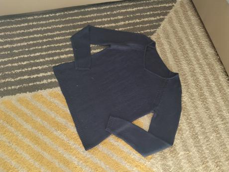 Tmavomodrý svetrik, s