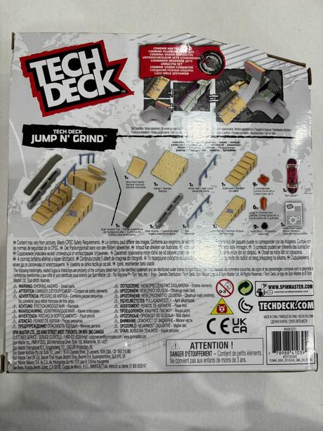 Schodisko so zábradlím a rampou a skateboadmi,