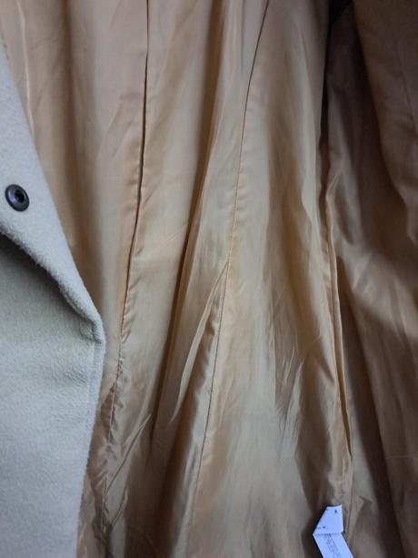 Béžový kabát, gate,36