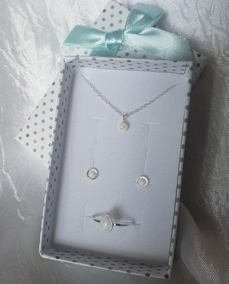 Strieborná súprava s bielým opálom,