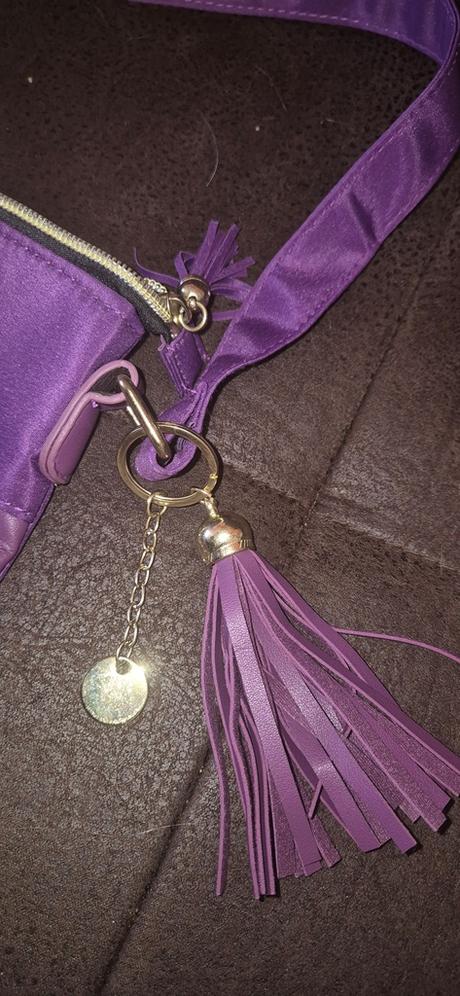 Fialová kabelka, 