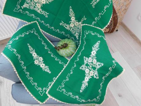 Smaragdovo zelený set obrusov ručne vyšívaný, 