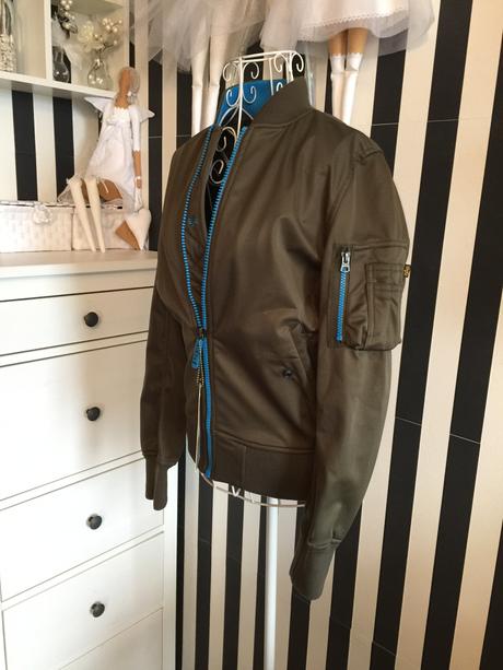 Alpha industries bombera s azurovo modrym zipsom, xs