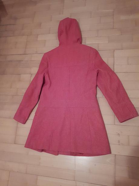 Štýlový kabát v sýtej ružovej farbe s kožušinkou, m