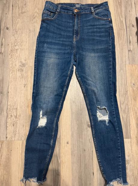Skinny jeans, obtiahnuté rifle, new yorker,l