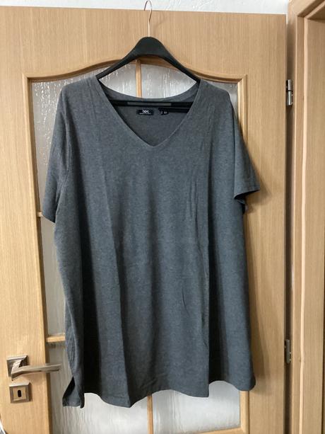 Tričko s výstrihom do v, na bokoch rozparky, bonprix,56