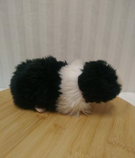 Plyšové čierno biele pišťajúce morča,