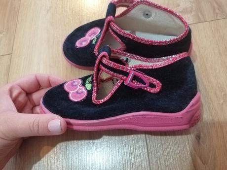 Papuče s čerešničkami, 25