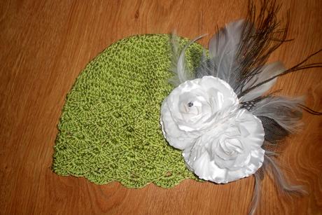 Háčkovaná čiapočka s kvetom, 104