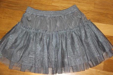 Trblietavá tylová suknička, 146