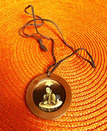 Drevený náhrdelník ručne maľovaný,