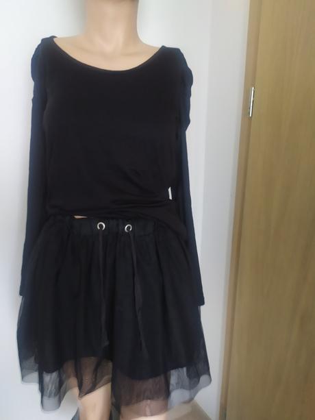 C 59- sukna krasna raz  oblecena, s