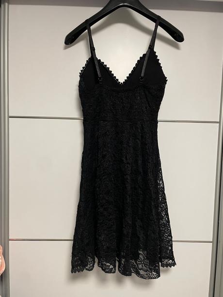 Predám čierne letné šaty, 