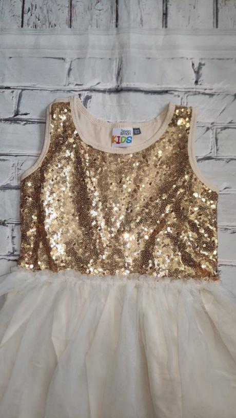 Šaty s tylovou sukňou, 122