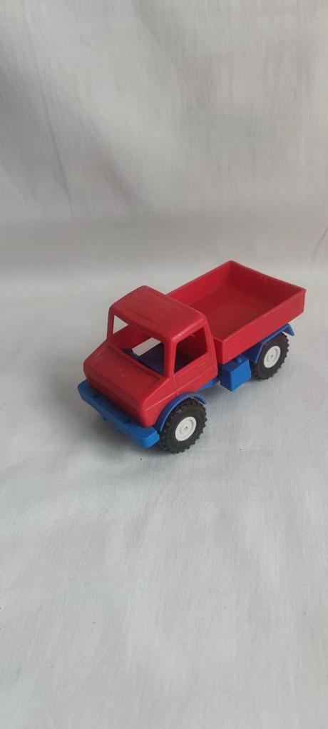 Unimog plastová hračka, 