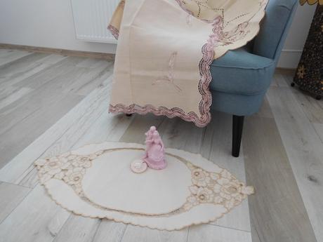 Hnedastý obrus veľký ručne vyšívaný,