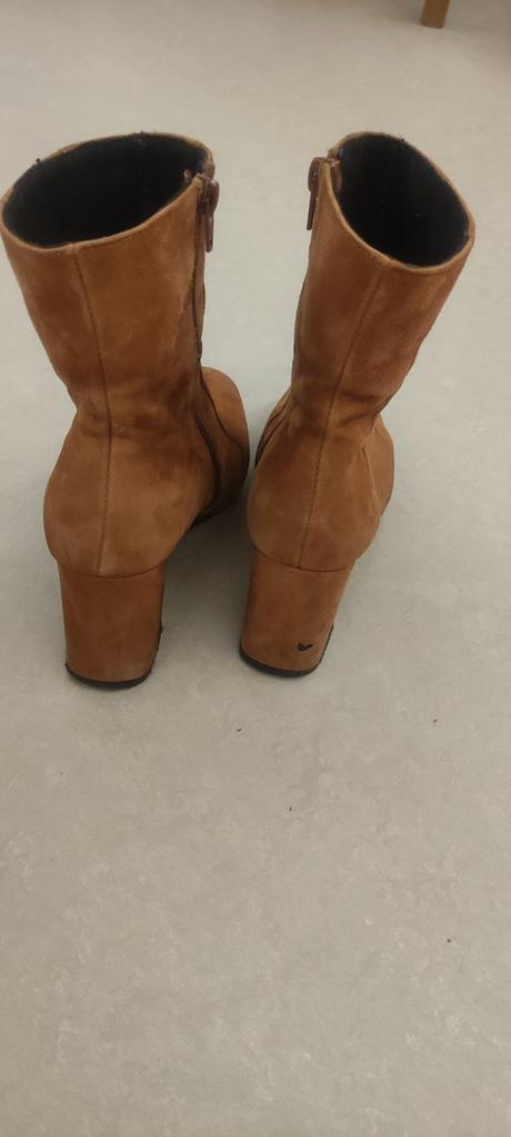 Skoricove kozene cizmicky, 37