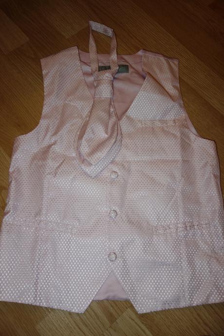 Vesticka a kravata, 98